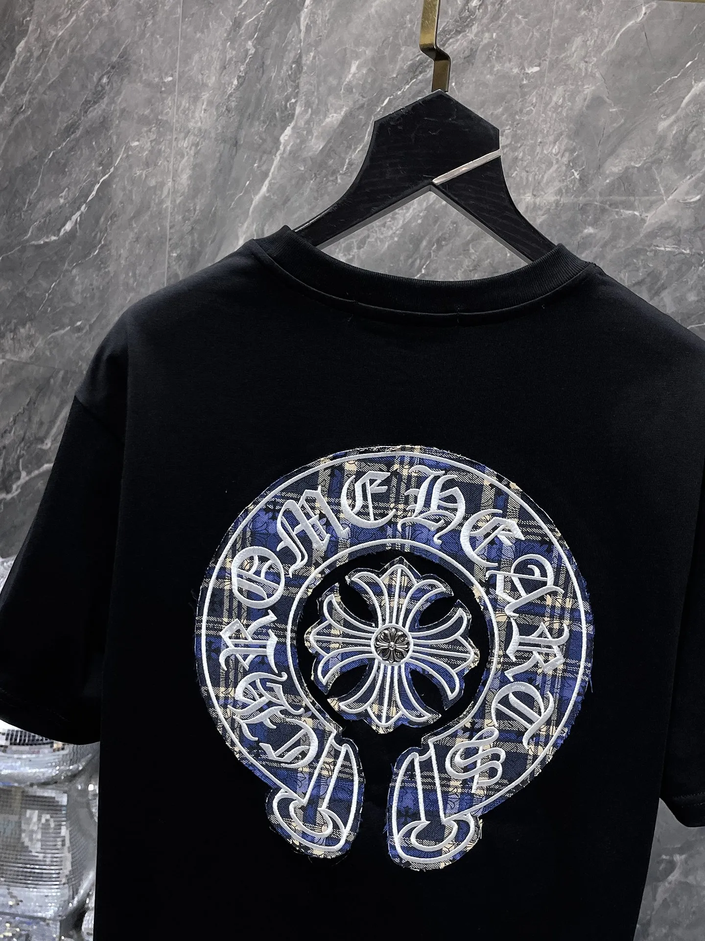 P160 New Chrome Hearts 25ss for summer. High-weight, environmentally friendly and high-quality top-grade fabric. 280g Chrome Horseshoe Contrast Color Patch Short Sleeves. Heavy-duty pure hand-cut patch embroidery technology. Counter synchronization. Re-engraved version 1:1. Recommended Color: Black White. Size: S, M, L, XL.